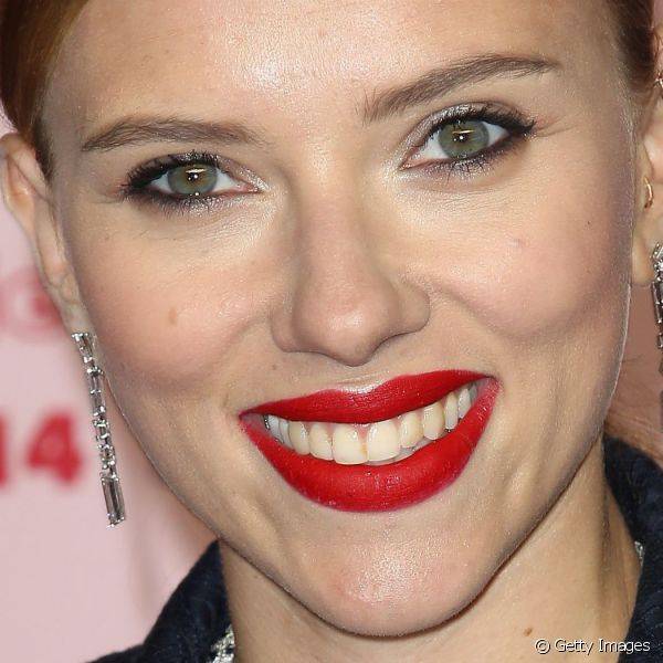 Para o Cesar Film Awards de 2014, Scarlett apostou no boc?o vermelho e nos c?lios destacados
